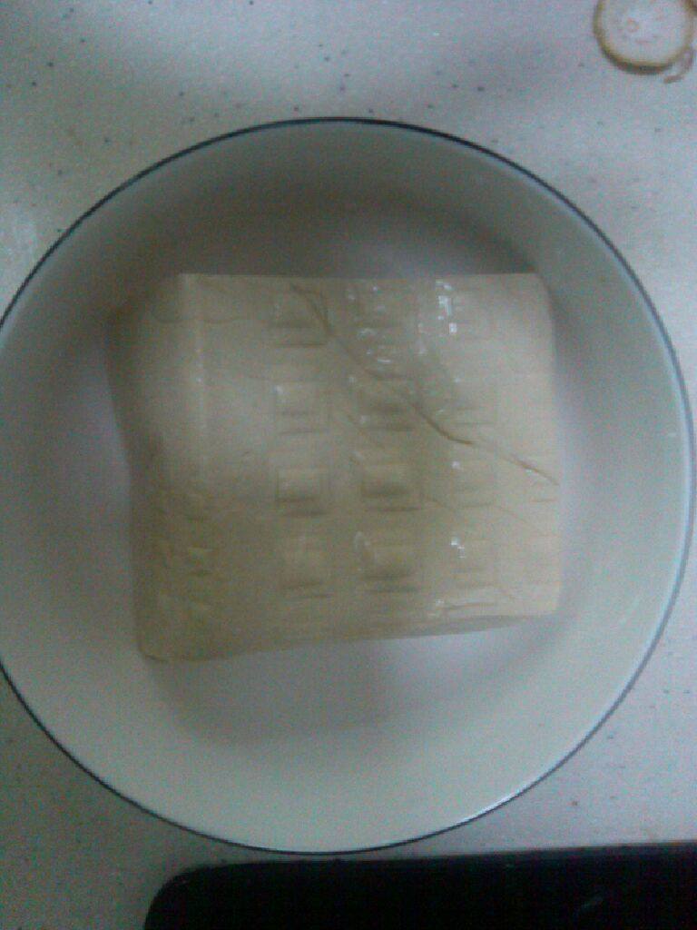 杜坎食谱之皮蛋拌豆腐,<a style='color:red;display:inline-block;' href='/shicai/ 5179'>嫩豆腐</a>一块，重量我不知道，反正就那样！