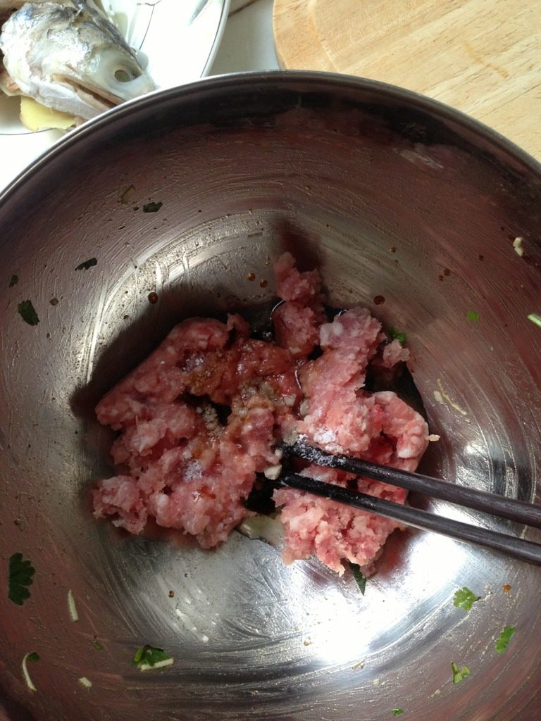肉沫苦瓜,如图肉沫用盐、油、<a style='color:red;display:inline-block;' href='/shicai/ 788'>生抽</a>、<a style='color:red;display:inline-block;' href='/shicai/ 728'>嫩肉粉</a>腌制10分钟。
