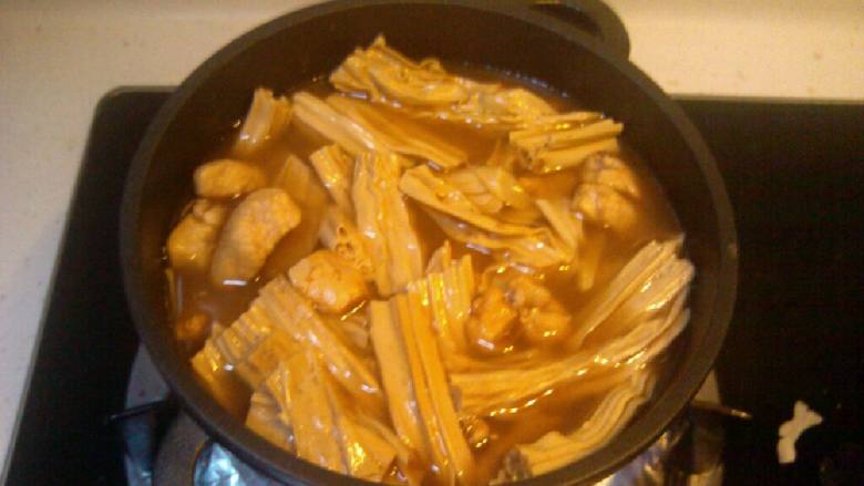 杜坎食谱之鸡胸肉炖腐竹,加<a style='color:red;display:inline-block;' href='/shicai/ 692'>酱油</a>,蒜,水,炖吧!