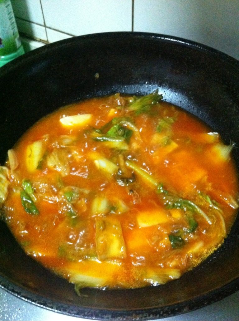 辣炒年糕,加入<a style='color:red;display:inline-block;' href='/shicai/ 552'>年糕</a>，放<a style='color:red;display:inline-block;' href='/shicai/ 10588'>糖</a>，盐等调料，小火收汁
