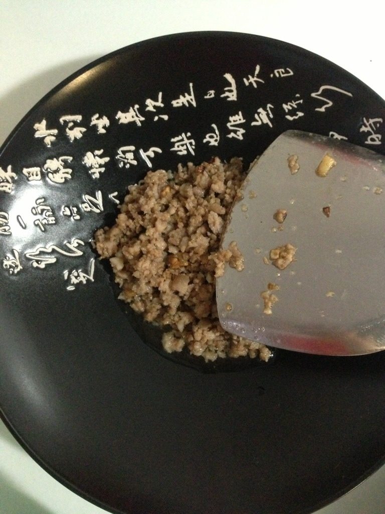肉沫苦瓜,如图锅内下少许,小火爆香蒜粒,改中火下肉沫煸香装盘备用。