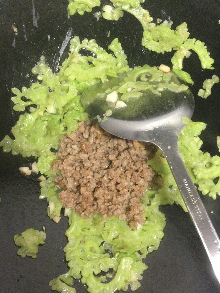 肉沫苦瓜,如图将炒好的肉沫下锅,与苦瓜一起翻炒均匀,起锅即可。