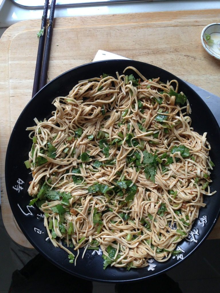 嫩姜牛肉腐皮丝,如图将拌匀的腐皮丝平铺于盘底。