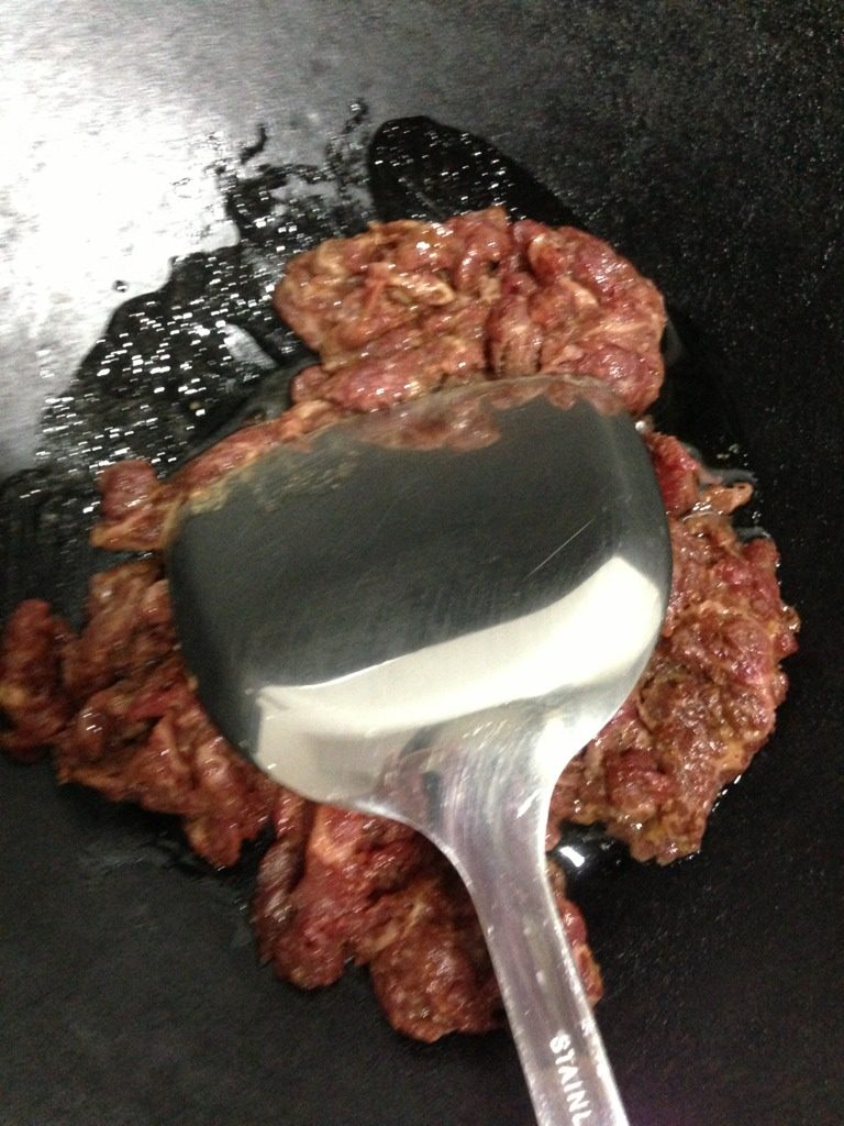 嫩姜牛肉腐皮丝,如图将<a style='color:red;display:inline-block;' href='/shicai/ 216'>牛肉</a>用1汤匙沙茶酱、2汤匙<a style='color:red;display:inline-block;' href='/shicai/ 849'>花生油</a>腌制半小时后，锅内下油，<a style='color:red;display:inline-block;' href='/shicai/ 216'>牛肉</a>即下。