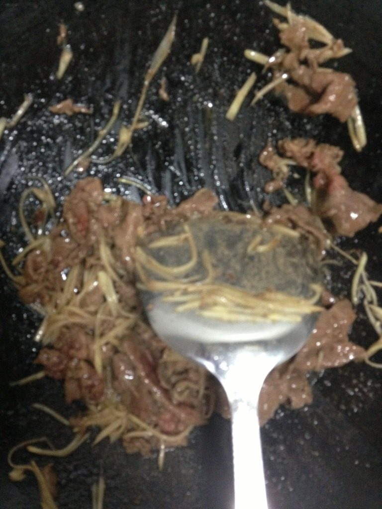 嫩姜牛肉腐皮丝,如图将切好的姜丝下，与牛肉一起翻炒至9成熟关火。