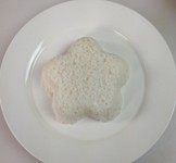 黑醋小排盖浇饭,米饭盛入碗中后倒扣在盘里
