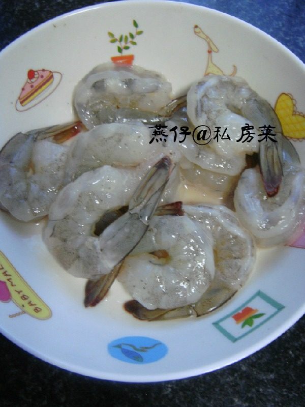 山药木耳溜虾仁,如图准备好<a style='color:red;display:inline-block;' href='/shicai/ 287'>虾仁</a>，加入盐，胡椒粉，稍稍腌制10分钟。