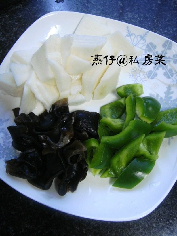 山药木耳溜虾仁,如图把食材洗净切好，拿一小碗，加入淀粉，盐，味精，搅拌均匀备用。