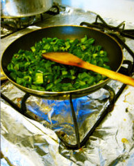 豆豉鲮鱼炒尖椒,尖椒在锅内煸到表皮略皱