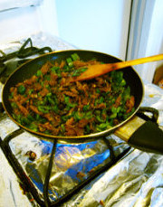 豆豉鲮鱼炒尖椒,下入捣碎的豆豉鲮鱼