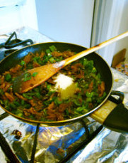 豆豉鲮鱼炒尖椒,撒入<a style='color:red;display:inline-block;' href='/shicai/ 10588'>糖</a>和醋，炒匀即可。