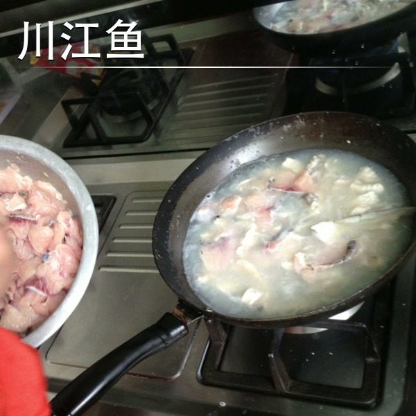 川江鱼,放鱼片 鱼片煮久会烂掉 所以得后放