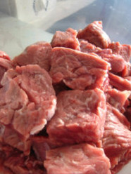 红酒炫彩牛肉串,<a style='color:red;display:inline-block;' href='/shicai/ 973'>牛里脊</a>洗净切块