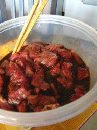 红酒炫彩牛肉串,所有调料混合调成汁，腌牛肉30min，中间翻动1次