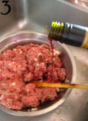 芝士夹心红酒牛肉饼 ,加入干红，拌匀，腌30min