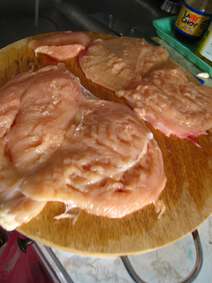 青豆夹心乳酪鸡卷,<a style='color:red;display:inline-block;' href='/shicai/ 102'>鸡胸</a>片成大片用刀背拍松