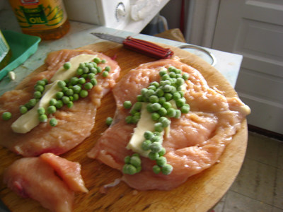 青豆夹心乳酪鸡卷,把<a style='color:red;display:inline-block;' href='/shicai/ 61855'>马苏里拉芝士</a>切条，和豌豆放在鸡胸上