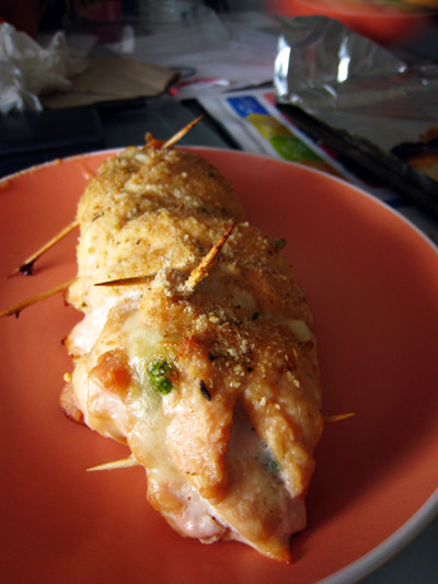 青豆夹心乳酪鸡卷,烤箱预热175C，烤约20min到熟即可