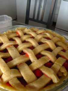 樱桃派,倒入<a style='color:red;display:inline-block;' href='/shicai/ 114097'>樱桃罐头</a>,把切条的面片交错地盖在顶部,四周压紧帖到派底上