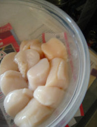 柠香培根扇贝卷,扇贝洗净，用盐和蒜粉腌10min