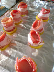 柠香培根扇贝卷,把柠檬摆在铝箔上，把扇贝卷上<a style='color:red;display:inline-block;' href='/shicai/ 443'>培根</a>立到柠檬上