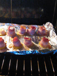 柠香培根扇贝卷,烤箱预热230C，烤约10分钟至扇贝熟即可