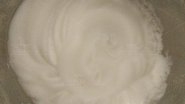 巧克力磅蛋糕,蛋清中加入剩余的糖,用打蛋器打至硬性发泡。