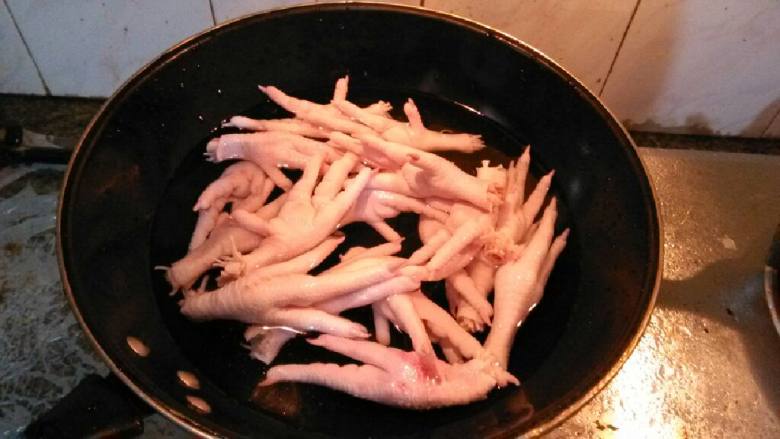 泡椒糟卤凤爪,<a style='color:red;display:inline-block;' href='/shicai/ 2800'>生姜</a>切片，和焯好的<a style='color:red;display:inline-block;' href='/shicai/ 89'>鸡爪</a>一起下清水煮