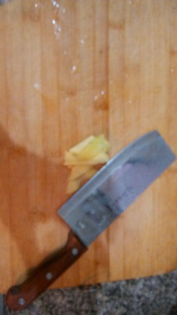 泡椒糟卤凤爪,半小时后，加点盐，煮5分钟，鸡爪皮有点破，就煮好了。