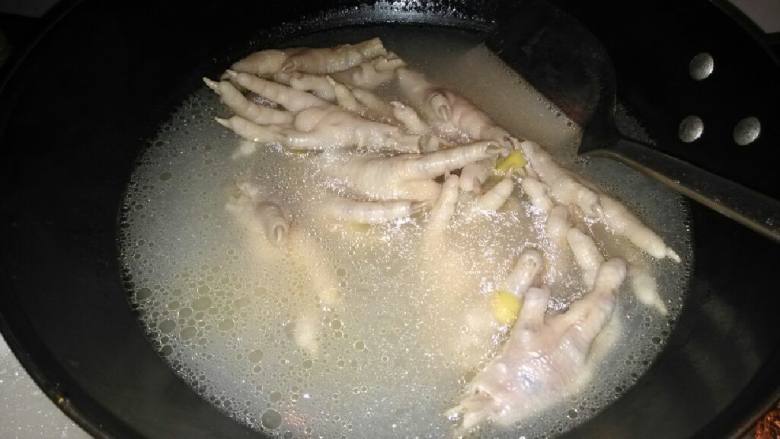 泡椒糟卤凤爪,提前准备一碗凉开水，鸡爪过一遍凉水，直接泡在糟卤内。喜欢泡椒加点泡椒进去。