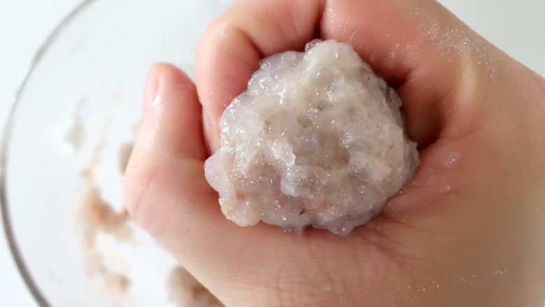 黄金玉米鲜虾球—虾肉的鲜美与玉米的清甜,用手抓一部分虾泥,用虎口挤出圆圆的虾球。
ps:会比较黏,准备一碗凉白开在边上,手上沾下水会比较好操作。
