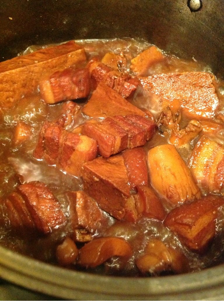 目鱼香干五花肉,加适量<a style='color:red;display:inline-block;' href='/shicai/ 894'>黄酒</a>翻炒几下，加少许<a style='color:red;display:inline-block;' href='/shicai/ 762'>老抽</a>（上色用）、<a style='color:red;display:inline-block;' href='/shicai/ 788'>生抽</a>、<a style='color:red;display:inline-block;' href='/shicai/ 866'>冰糖</a>适量、<a style='color:red;display:inline-block;' href='/shicai/ 744'>五香粉</a>适量，加水没过食材，大火烧开换中小火慢炖。中间加入目鱼块一起慢炖。