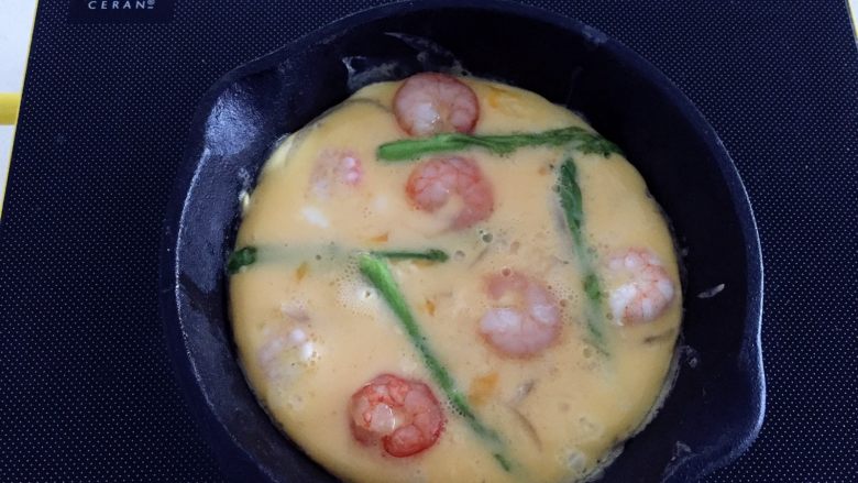 芦笋虾仁蛋饼—口感松软,补充丰富的蛋白质,大概烘了10分钟左右呈现的样子