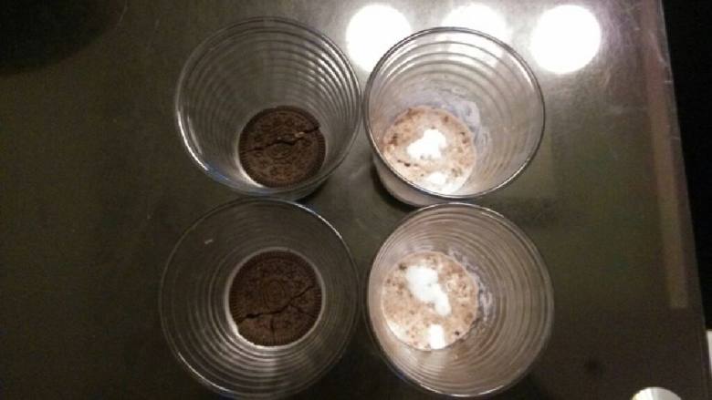 奇异果慕斯蛋糕(免烤)(KT),奥利奥去夹心,放入杯底。趣多多碾碎,加<a style='color:red;display:inline-block;' href='/shicai/ 8197'>淡奶油</a>10克拌匀,放入杯底。备用。