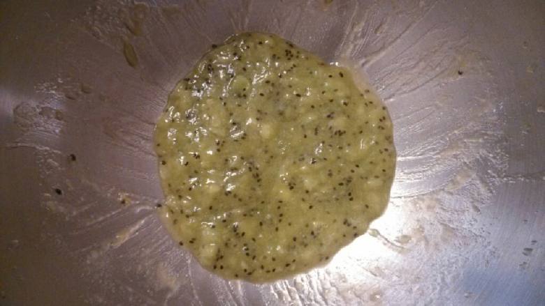 奇异果慕斯蛋糕(免烤)(KT),奇异果,细白糖拌匀后;再加入吉利丁粉拌匀。