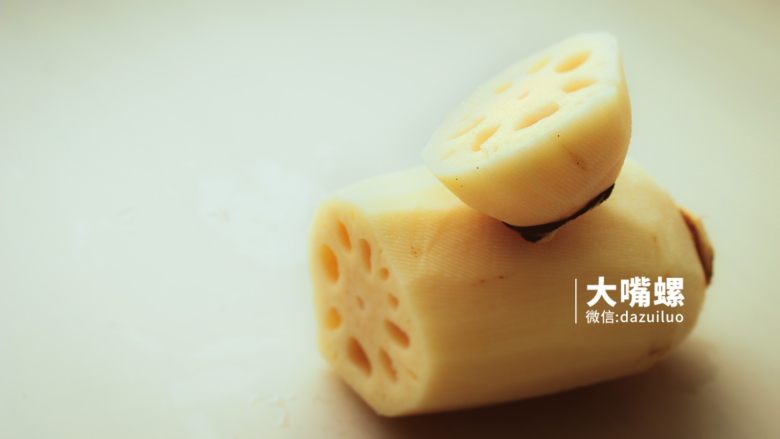 滋补红糖糯米藕丨大嘴螺,将洗净的莲藕切口,切到藕的五分之一处(注意:藕的两头不用切)
