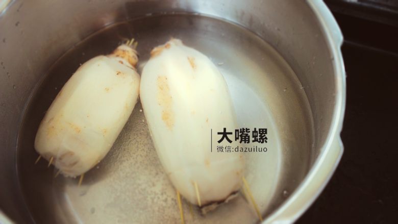 滋补红糖糯米藕丨大嘴螺,放入刚好没过莲藕的水,烧开