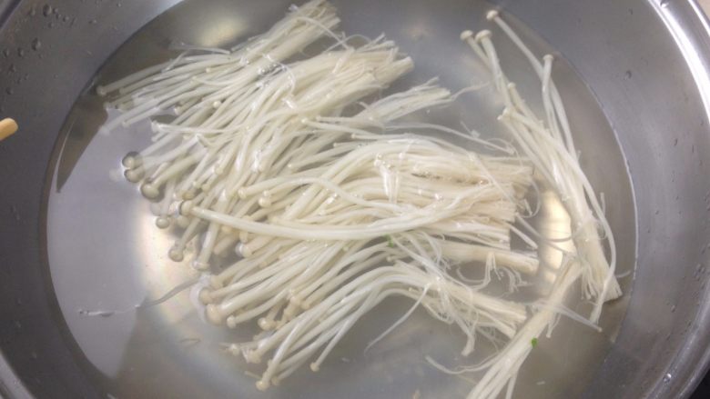 泡菜肥牛石锅拌饭,金针菇洗净烫熟