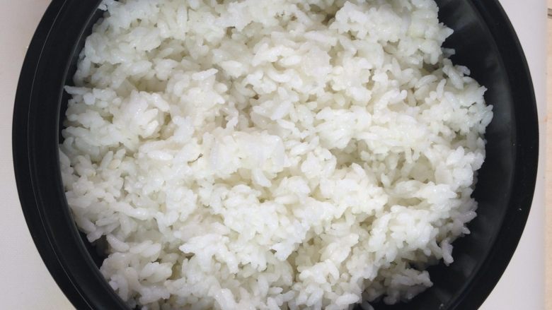 泡菜肥牛石锅拌饭,米饭盛入砂锅中打松散