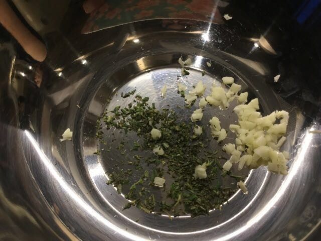 香煎牛扒配红酒汁,切碎腌制牛扒的香料,放在料理盆中