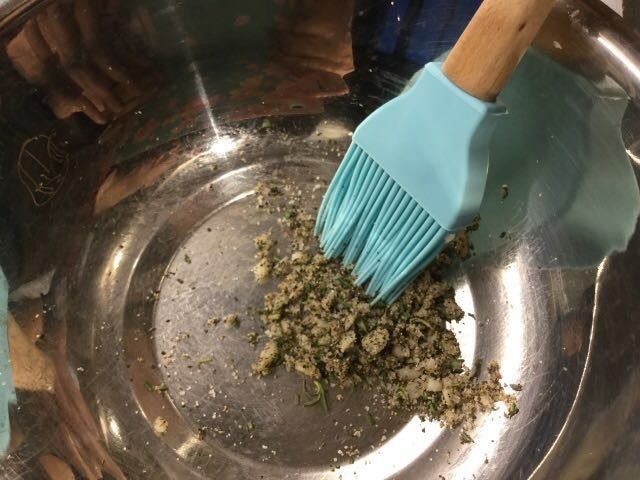 香煎牛扒配红酒汁,混合所有的调味料,尽可能融化盐粒