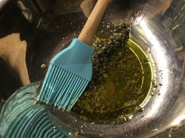 香煎牛扒配红酒汁,加入适量初榨橄榄油,以浸没香料为宜