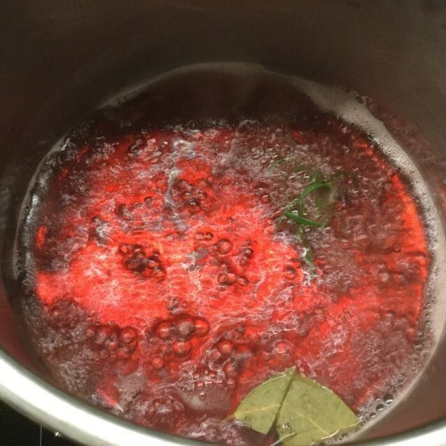 香煎牛扒配红酒汁,红酒烧开后,再放入香料,转小火熬制,至原来体积的1/3即可熄火备用