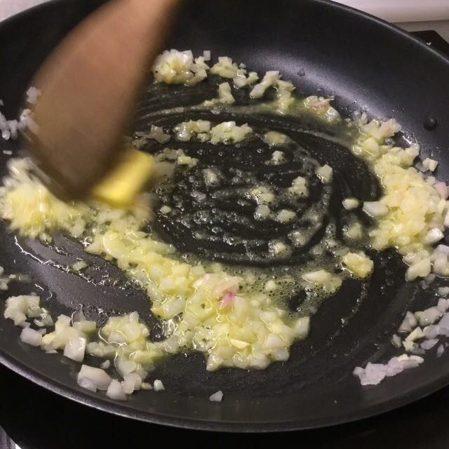 香煎牛扒配红酒汁,此时加入黄油融化,炒至香味出来,倒入红酒汁中,小火慢煮2min即可