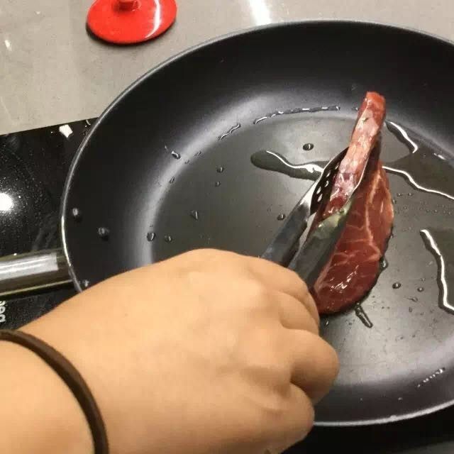 香煎牛扒配红酒汁,把牛扒有脂肪或者皮脂那一面朝下,先煎出牛油