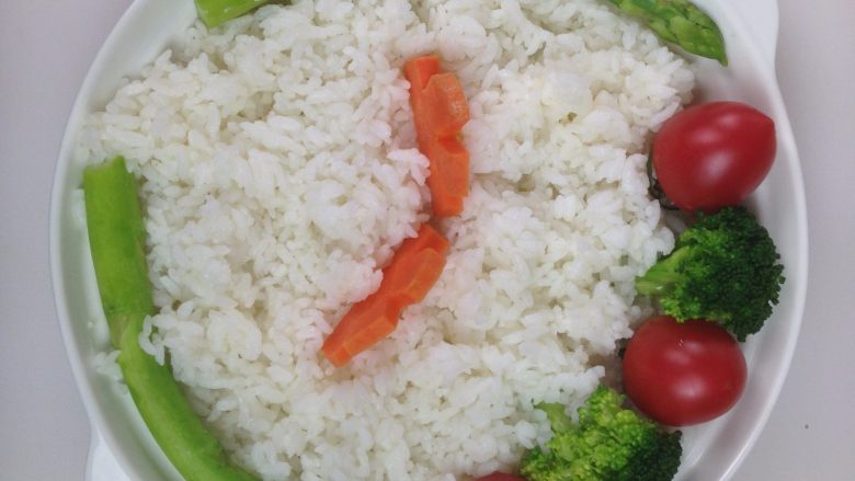 香草海鲜焗饭,依次将烫熟的芦笋和胡萝卜摆放好