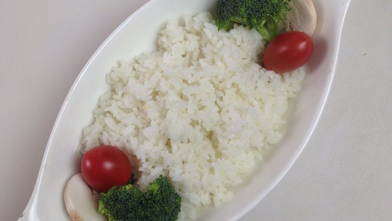 海鲜番茄焗饭,小西红柿和蘑菇依次摆放在两边