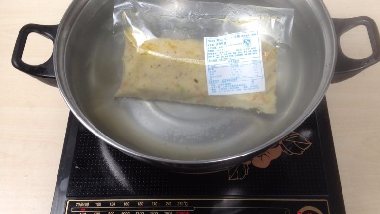 蘑菇鸡肉焗饭,水烧开后料理包放入开水中带包装水煮加热10分钟