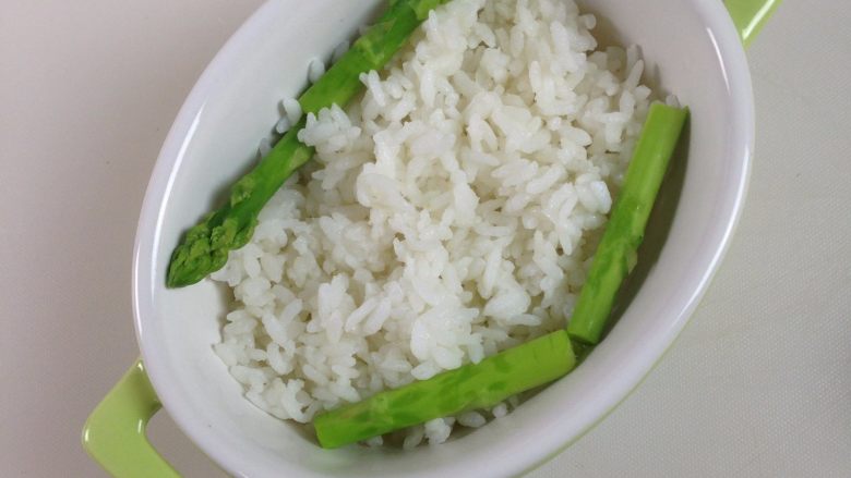 蘑菇鸡肉焗饭,芦笋烫熟后摆放在两边