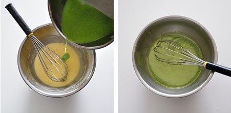 抹茶豆奶可露丽,把热的抹茶豆浆慢慢倒入面糊中,同时保持轻轻搅拌,最后成均匀浆状糊。
